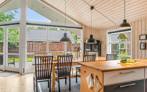 Sissa - 700M from the Sea: Holz, Interior Design, Decke, Flooring, Möbel, Light Fixture, Fussboden, Stuhl, Küche & Esszimmer Tisch, Küche