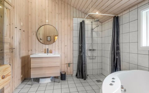 Sissa - 700M from the Sea: Flooring, Armatur, Fussboden, Interior Design, Holz, Decke, Badezimmer, Sinken, Zapfhahn, Installation