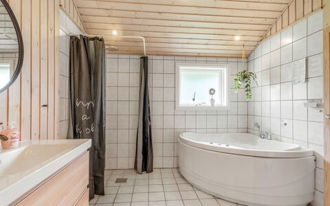 Sissa - 700M from the Sea: Flooring, Interior Design, Armatur, Fussboden, Holz, Decke, Badezimmer, Installation, Zapfhahn, Zimmer