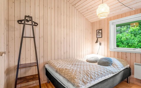 Sissa - 700M from the Sea: Schlafzimmer, Holz, Interior Design, Bett, Decke, Flooring, Bettdecke, Fussboden, Bedding, Möbel