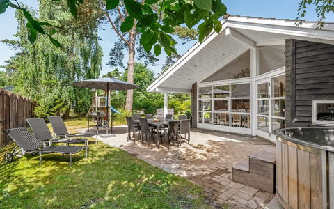 Sissa - 700M from the Sea: Zuhause, Haus, Dach, Hütte, Veranda, Schatten, Estate, Garten, Gartenbauten, Abstellgleis