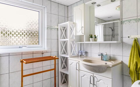 Eufemia - 250M from the Sea: Interior Design, Armatur, Sinken, Flooring, Bad Sink, Fussboden, Zapfhahn, Badezimmerschrank, Installation, Badezimmer