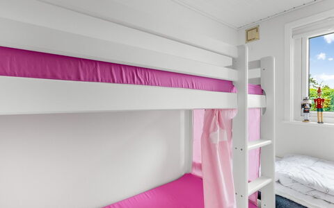Eufemia - 250M from the Sea: Schlafzimmer, Etagenbett, Bett, Interior Design, Zuhause, Bedding, Fussboden, Bettdecke, Linens, Zimmer