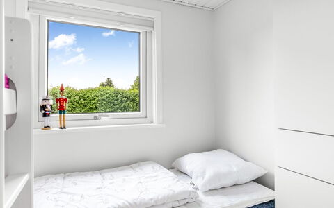 Eufemia - 250M from the Sea: Schlafzimmer, Interior Design, Bett, Bettdecke, Fussboden, Bedding, Decke, Zimmer, Linens, Wohnung