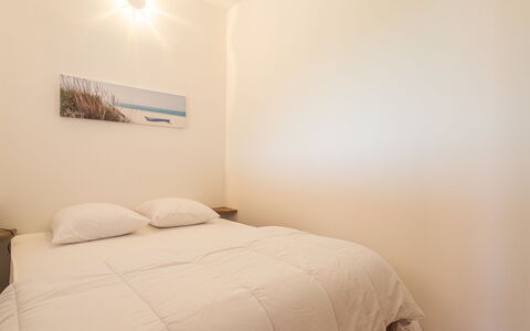 La Londe les Maures 71: Bett, Schlafzimmer, Bettdecke, Bedding, Holz, Fussboden, Interior Design, Linens, Flooring, Bettrahmen