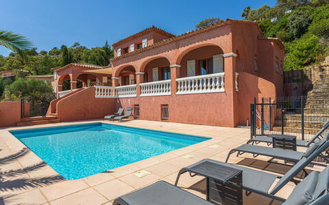 La Londe les Maures 71: Wohngebiet, Schwimmbad, Resort, Estate, Balkon, Villa, Gartenmöbel, Eco Hotel, Hazienda, Sonnenliege
