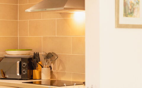 Stonecrop: Wand, Interior Design, Küche, Holz, Flooring, Küchengerät, Decke, Countertop, Haushaltsgerät