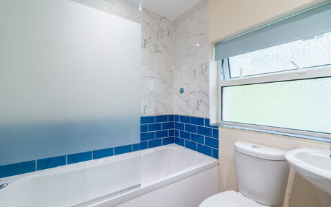 Stonecrop: Blau, Badezimmer, Wand, Armatur, Flooring, Interior Design, Badewanne, Fussboden, Installation, Decke