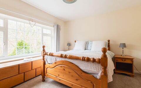 Stonecrop: Bett, Möbel, Interior Design, Bedding, Schlafzimmer, Bettdecke, Flooring, Holz, Fussboden, Decke