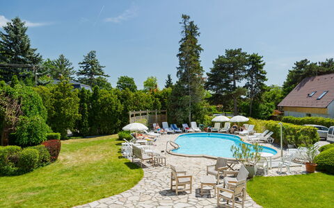 Holiday Club 3: Schwimmbad, Resort, Freizeit, Garten, Landscaping, Gartenmöbel, Rasen, Garten, Eco Hotel, Park