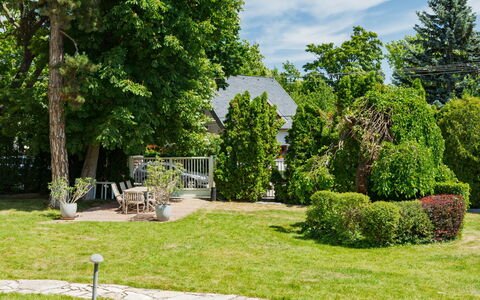 Holiday Club 3: Baum, Grün, Gras, Blatt, Garten, Strauch, Landschaft, Rasen, Ground