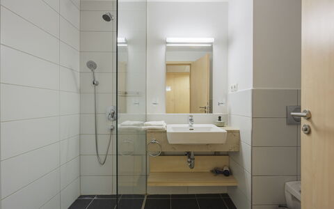 Holiday Club 3: Badezimmer, Wand, Flooring, Interior Design, Fussboden, Armatur, Decke, Zapfhahn, Installation, Bad Sink