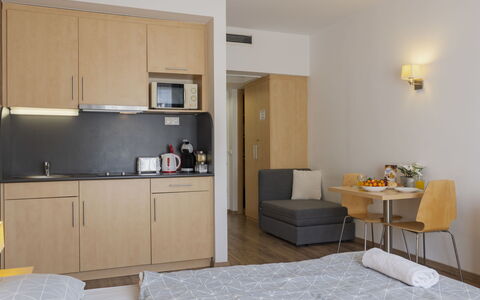 Holiday Club 3: Möbel, Interior Design, Wand, Bett, Schlafzimmer, Fussboden, Holz, Flooring, Zimmer, Textil