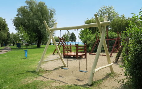 Holiday Club 3: Spielmittel, Öffentlicher Raum, Schwingen, Erholung, Spielplatz, Park, Rutsche, Freizeit, Spielplatz Rutsche, Garten