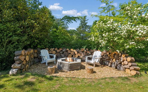 Daren - 235M from the Sea: Strauch, Garten, Pflanzengemeinschaft, Ground, Frühling, Gartenmöbel, Schatten, Hinterhof, Landscaping