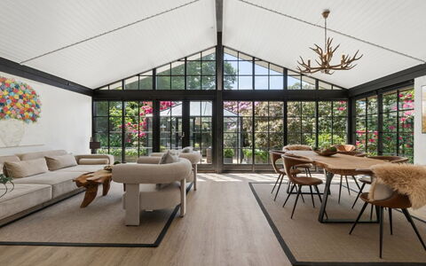 Daren - 235M from the Sea: Möbel, Interior Design, Flooring, Holz, Fussboden, Tabelle, Stuhl, Decke, Holzboden, Wohnzimmer
