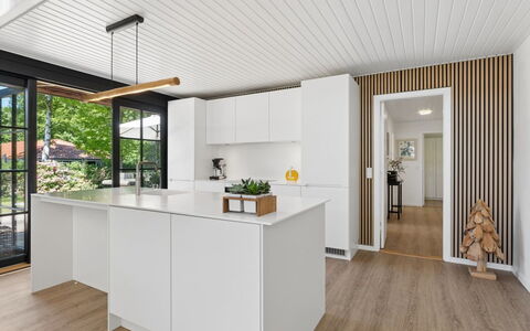 Daren - 235M from the Sea: Küche, Countertop, Interior Design, Flooring, Holz, Möbel, Decke, Fussboden, Küchengerät, Holzboden