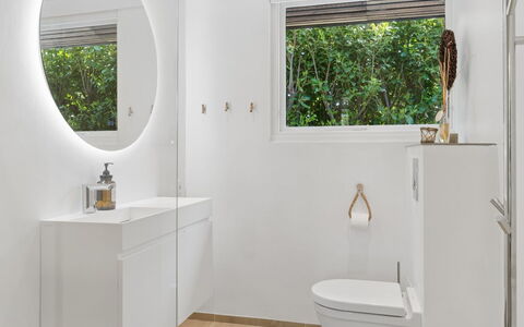 Daren - 235M from the Sea: Flooring, Fussboden, Interior Design, Badezimmer, Armatur, Toilette, Badezimmerschrank, Installation, Sinken, Zapfhahn