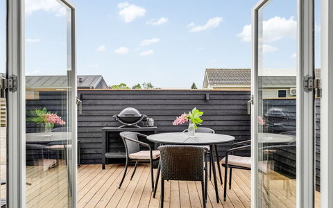 Sylvelin - 40M from the Sea: Holz, Möbel, Flooring, Fussboden, Stuhl, Tür, Holzboden, Deck, Hartholz, Balkon