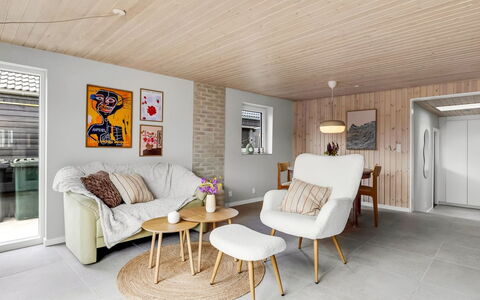 Sylvelin - 40M from the Sea: Möbel, Interior Design, Flooring, Fussboden, Wand, Holz, Decke, Couch, Wohnzimmer, Zimmer