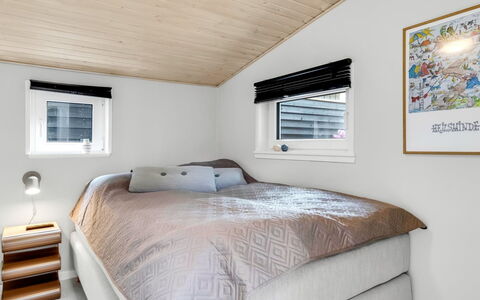Sylvelin - 40M from the Sea: Holz, Schlafzimmer, Decke, Interior Design, Bett, Beleuchtung, Fussboden, Bettdecke, Flooring, Linens