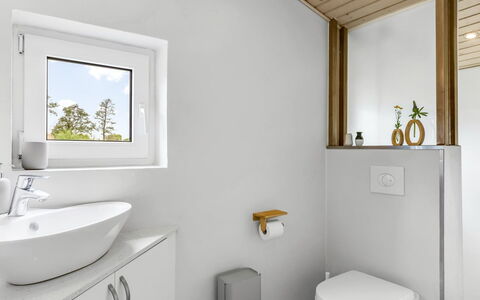 Sylvelin - 40M from the Sea: Wand, Armatur, Badezimmer, Interior Design, Flooring, Sinken, Fussboden, Bad Sink, Toilette, Zapfhahn
