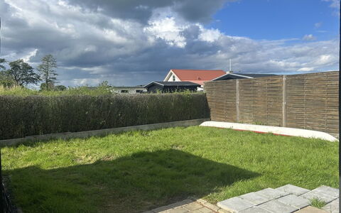 Sylvelin - 40M from the Sea: Wolke, Grundstueck, Rasen, Garten, Hinterhof, Landscaping, Garten, Hecke, Home Fechten