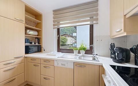 Jäger Suite: Küche, Countertop, Cabinetry, Küchengerät, Interior Design, Holz, Möbel, Zuhause, Flooring, Major Appliance
