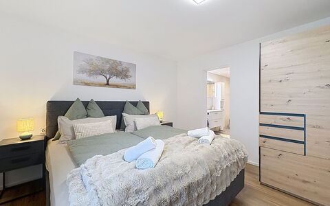 Jäger Suite: Möbel, Interior Design, Bett, Flooring, Fussboden, Schlafzimmer, Decke, Holz, Zimmer, Bettdecke