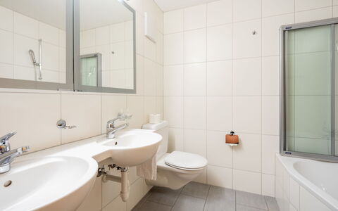Crap Uaul: Flooring, Interior Design, Fussboden, Armatur, Badezimmer, Bad Sink, Sinken, Zapfhahn, Decke, Installation