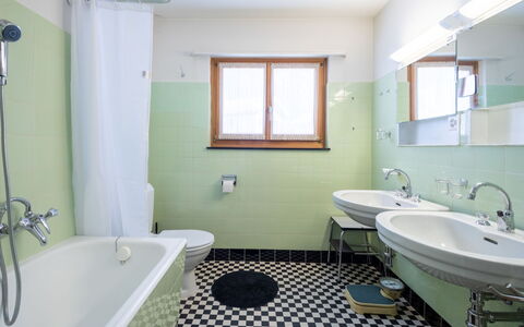 Casa Murissen: Badezimmer, Armatur, Flooring, Interior Design, Fussboden, Bad Sink, Sinken, Zapfhahn, Installation, Fliese