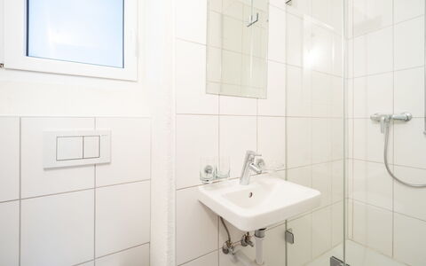 Cristallina A2: Wand, Flooring, Interior Design, Fussboden, Badezimmer, Armatur, Decke, Zimmer, Installation, Bad Sink