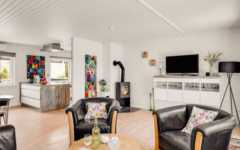 Heloise - 900M from the Sea: Möbel, Interior Design, Flooring, Couch, Fussboden, Wohnzimmer, Holz, Decke, Zimmer, Holzboden