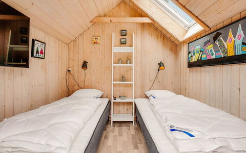 Heloise - 900M from the Sea: Schlafzimmer, Holz, Bett, Interior Design, Etagenbett, Fussboden, Bettdecke, Bedding, Möbel, Zuhause