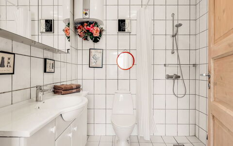 Heloise - 900M from the Sea: Badezimmer, Armatur, Interior Design, Flooring, Sinken, Fussboden, Installation, Bad Sink, Zapfhahn, Fliese