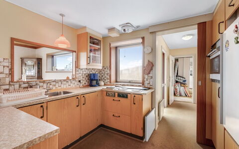 Nyyrikki - 350M from the Sea: Countertop, Holz, Küche, Cabinetry, Möbel, Interior Design, Major Appliance, Küchengerät, Fussboden, Decke