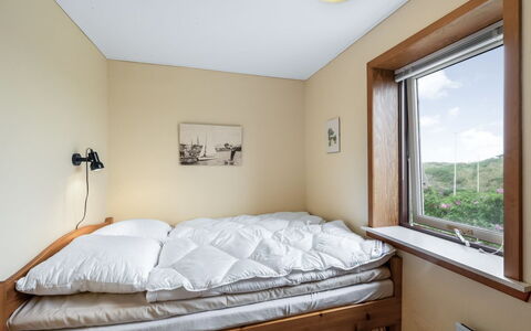 Nyyrikki - 350M from the Sea: Bett, Schlafzimmer, Bettdecke, Holz, Bedding, Fussboden, Interior Design, Flooring, Möbel, Bettrahmen