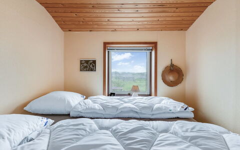 Nyyrikki - 350M from the Sea: Schlafzimmer, Bettdecke, Bett, Bedding, Holz, Linens, Interior Design, Bettrahmen, Decke, Fussboden