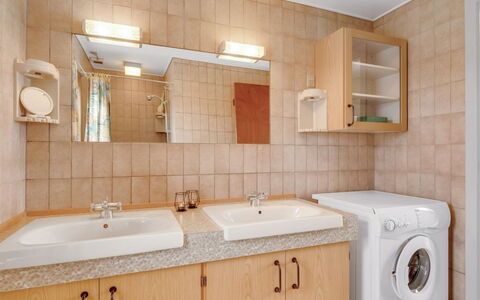 Nyyrikki - 350M from the Sea: Bad Sink, Sinken, Armatur, Flooring, Badezimmer, Interior Design, Badezimmerschrank, Fussboden, Countertop, Zapfhahn