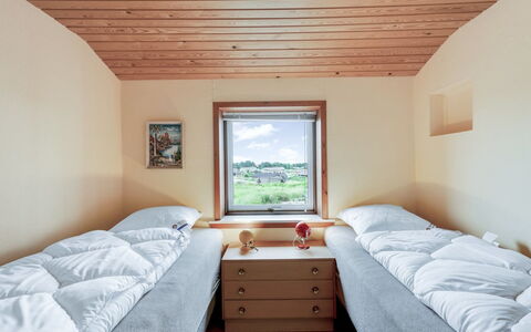 Nyyrikki - 350M from the Sea: Schlafzimmer, Bett, Bettdecke, Bettrahmen, Bedding, Holzbeize, Hartholz, Daylighting