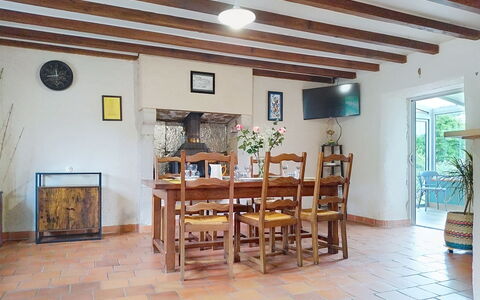 L'Ancienne Ferme: Möbel, Interior Design, Flooring, Holz, Tabelle, Decke, Stuhl, Fussboden, Zimmer, Esszimmer