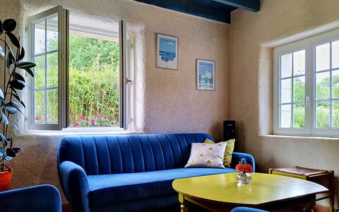L'Ancienne Ferme: Möbel, Interior Design, Wand, Couch, Flooring, Fussboden, Beleuchtung, Zuhause, Zimmer, Wohnzimmer