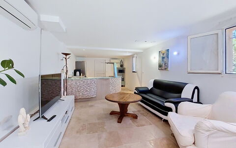 Bas de Villa Anémones: Möbel, Flooring, Interior Design, Fussboden, Couch, Decke, Wohnzimmer, Beleuchtung, Zimmer, Tabelle