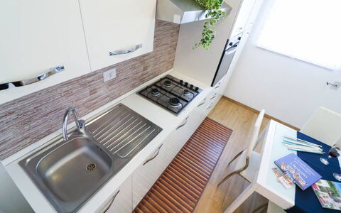 Casa Aurora a Otranto: Küche, Countertop, Spüle, Major Appliance, Küchengerät, Flooring, Holz, Sinken, Armatur, Interior Design