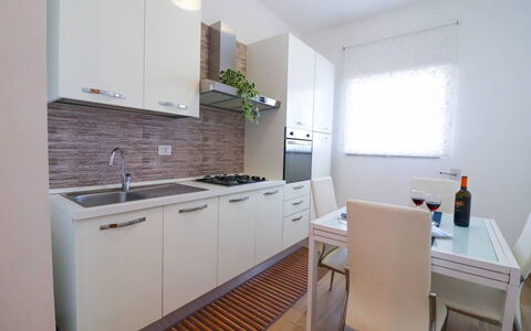 Casa Aurora a Otranto: Küche, Major Appliance, Flooring, Countertop, Küchengerät, Interior Design, Holz, Fussboden, Möbel, Cabinetry