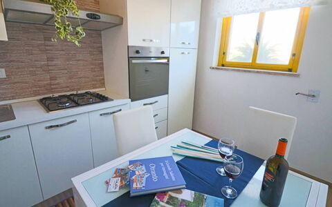 Casa Aurora a Otranto: Holzbeize, Zimmerpflanze, Küche, Holzboden