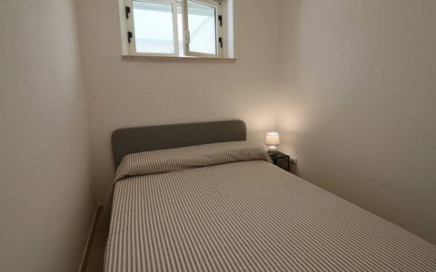 Nausica: Schlafzimmer, Bett, Fussboden, Bettdecke, Möbel, Bedding, Interior Design, Flooring, Bettrahmen, Linens