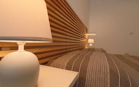 Nausica: Holz, Möbel, Schlafzimmer, Interior Design, Bett, Beleuchtung, Lampenschirm, Linens, Bettdecke, Bedding