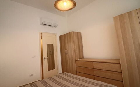 Nausica: Bett, Möbel, Interior Design, Schlafzimmer, Holz, Flooring, Fussboden, Zimmer, Bedding, Bettdecke
