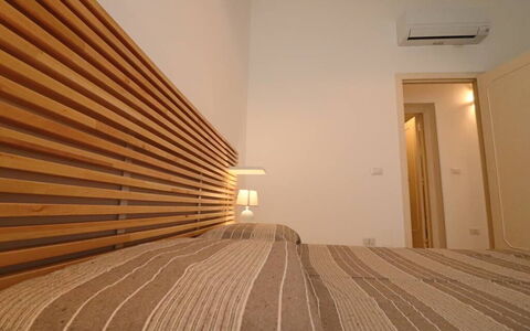 Nausica: Holz, Interior Design, Bett, Schlafzimmer, Möbel, Textil, Fussboden, Bettdecke, Beleuchtung, Bedding